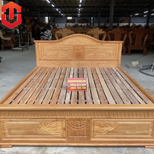 GIƯỜNG GÕ TRỤ ĐẦU CONG 1M8