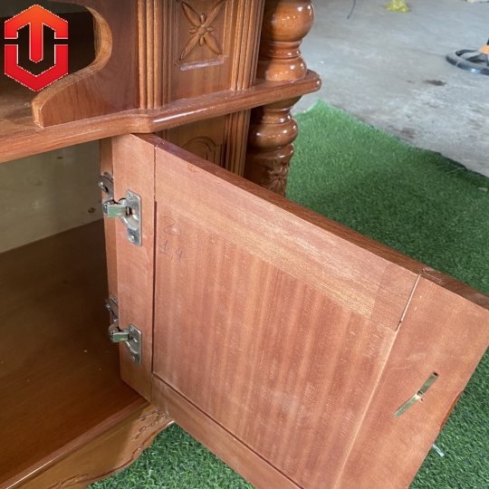 KỆ TIVI XOAN ĐÀO CỘT NHO MẶT BẰNG 1M2